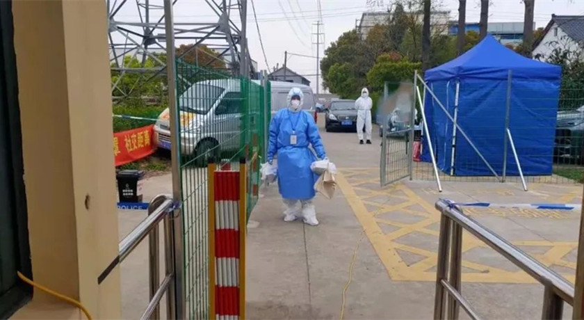 20220501民政守“沪”者|用心保障老人健康,奉贤庄行镇的他们化身快递小哥_副本.jpg 20220501民政守“沪”者|用心保障老人健康,奉贤庄行镇的他们化身快递小哥_副本.jpg