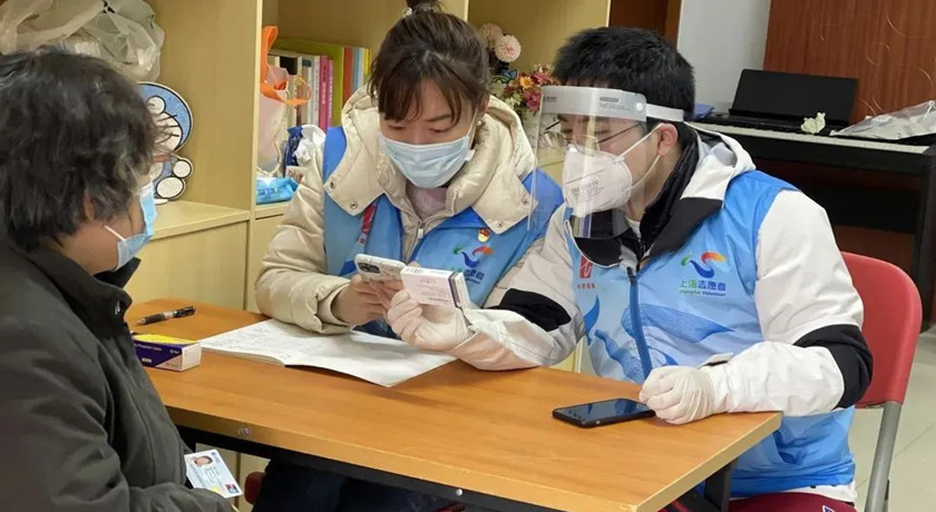 20220421民政守“沪”者|既当医生又当团长,他在6700人的小区里凝聚志愿服务的微光_副本.jpg 20220421民政守“沪”者|既当医生又当团长,他在6700人的小区里凝聚志愿服务的微光_副本.jpg